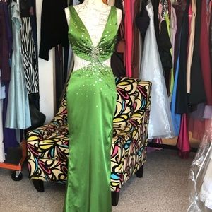 Nothing wrong with showing skin. Size:6